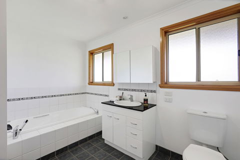 Yarragon 4 Bedroom House In Gippsland - Accommodation Ballina 5