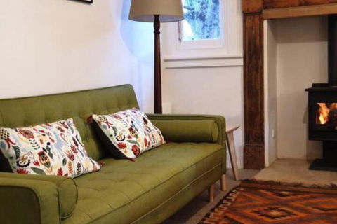 Redruth 2 Bedroom Cottage Situated In Wandiligong - Accommodation Ballina 5