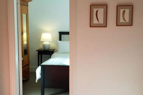 Redruth 2 Bedroom Cottage Situated In Wandiligong - Accommodation Ballina 6