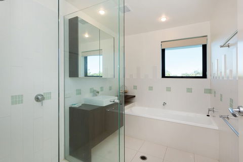 Stylish Beach Side Apartment Unit 5 33 Lorikeet Drive - Accommodation Ballina 2