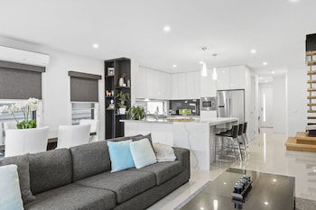 BOUTIQUE STAYS - Edinburgh Place - Accommodation Ballina 5