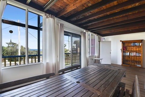 Chalet By The Sea, 10 Pelican Street, Peregian Beach - Accommodation Ballina 4