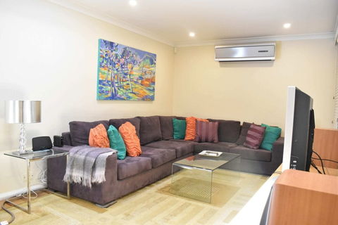 Modern 2 Bedroom Unit Close To CBD - Accommodation Ballina 3
