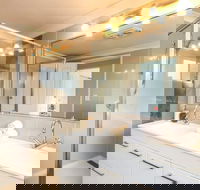 Contemporary 2 Bedroom Beachfront Apartment - Accommodation Ballina