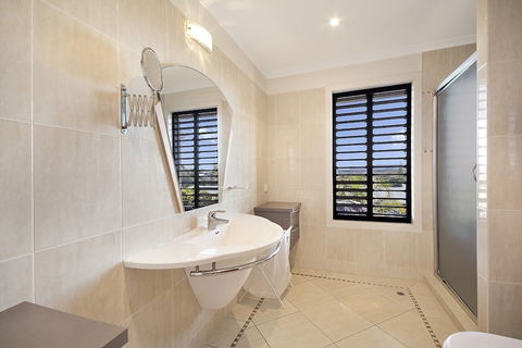 Minutes Walk To Peregian Beach & Surf! Unit 1 / 28 Pelican Street - Accommodation Ballina 3