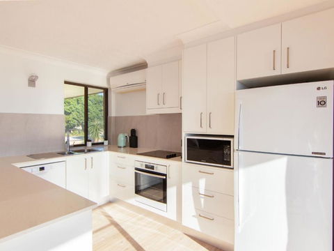 Island View 4 Opposite Wallis Lake! - Accommodation Ballina 6