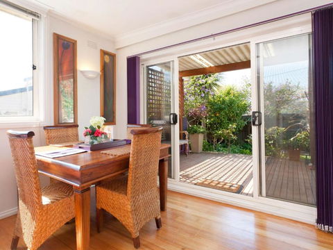 METRES TO THE BEACH MORNINGTON - Accommodation Ballina 1