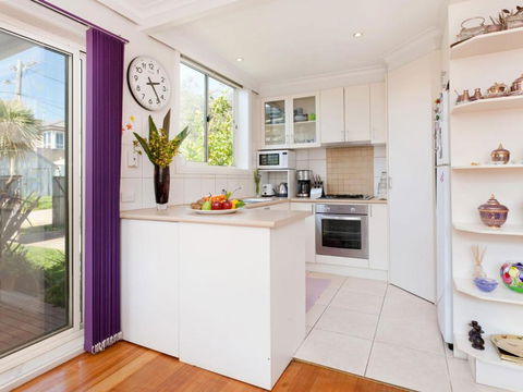 METRES TO THE BEACH MORNINGTON - Accommodation Ballina 2