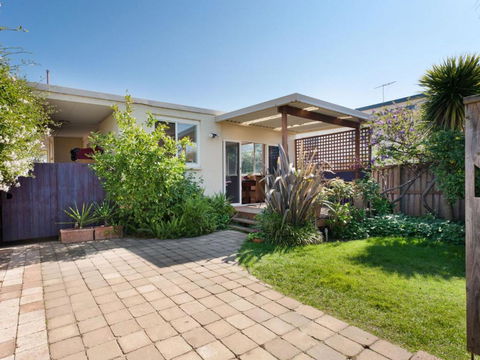 METRES TO THE BEACH MORNINGTON - Accommodation Ballina 4