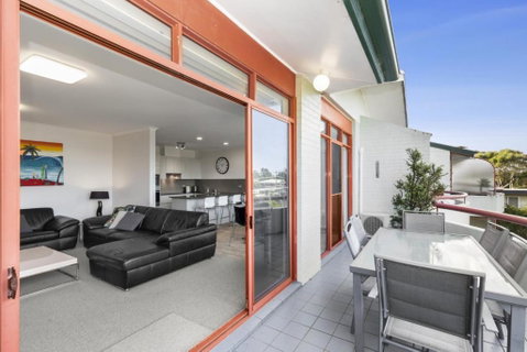 Fathoms Apartment 18 / 1a Mitchell Pde All Linen Provided - Accommodation Ballina 1