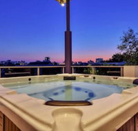 Darwin City Lights Jacuzzi - Accommodation Ballina
