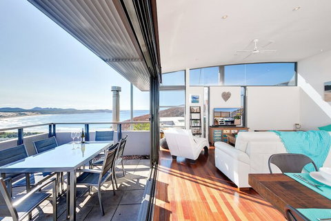 The Deckhouse 22 / 26 One Mile Close - Accommodation Ballina 1