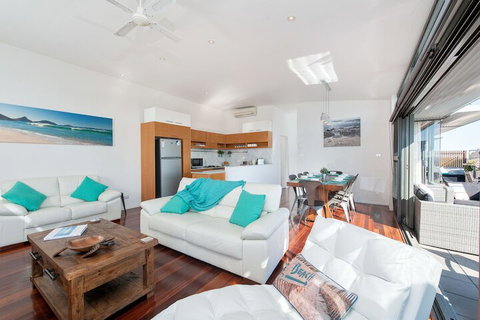 The Deckhouse 22 / 26 One Mile Close - Accommodation Ballina 2