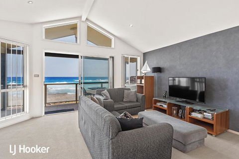 Absolute Waterfront At Anna Bay - Accommodation Ballina 3