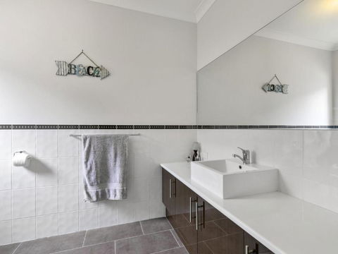 THE LOCH SURFSIDE WIFI NETFLIX PET FRIENDLY (OUTSIDE ONLY) - Accommodation Ballina 5