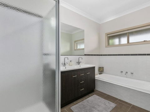 THE LOCH SURFSIDE WIFI NETFLIX PET FRIENDLY (OUTSIDE ONLY) - Accommodation Ballina 1