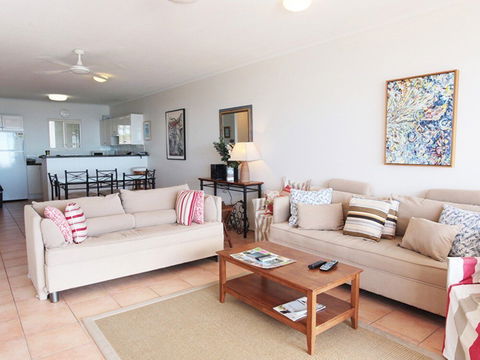 Panoramic Ocean Views Of Sunshine Beach Unit 5 Vista Pacific 12 Bryan Street - Accommodation Ballina 3