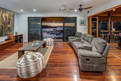 Uisce Luxury Holiday House With Jacuzzi Pool Table Cinema Premium Foxtel & Two Buggies - Accommodation Ballina 6