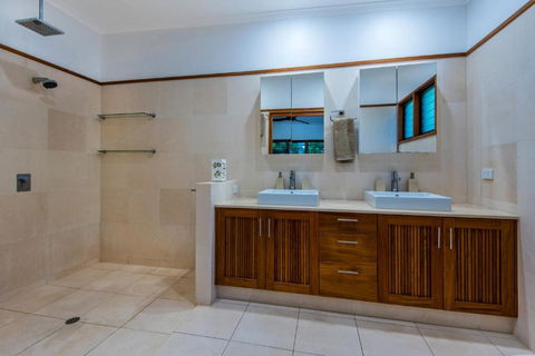 Uisce Luxury Holiday House With Jacuzzi Pool Table Cinema Premium Foxtel & Two Buggies - Accommodation Ballina 1