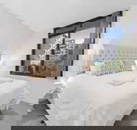 HomeHotel Stylish Apt next to Train  Westfield - Accommodation Ballina