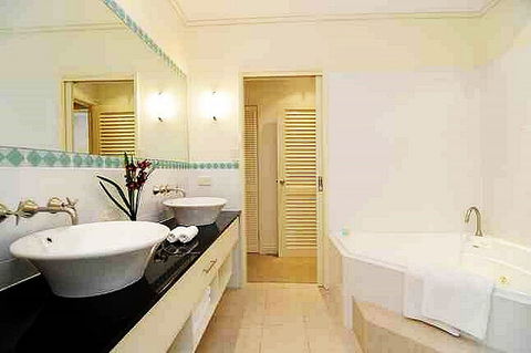 Plantation House 1 Spacious 4 Bedroom House Near Beach WIFI Netflix Telstra TV Playground Pool BBQ - Accommodation Ballina 6