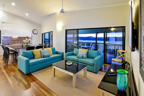 NEWLY BEAUTFULLY RENOVATED 16 The Casuarina 3 Bedroom House With 180 Degree Ocean Views - Accommodation Ballina 6