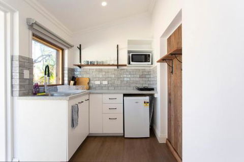 Dingo At White Gum Lodge - Accommodation Ballina 3
