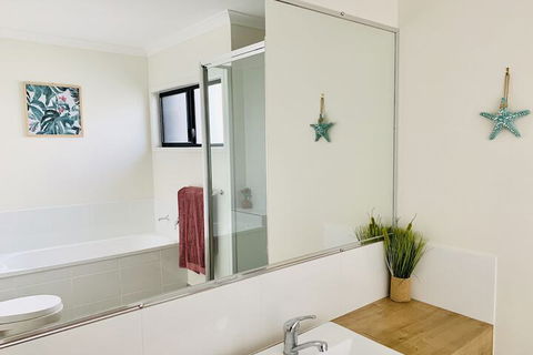 WHITSUNDAY Spacious & Comfortable Moments From Picturesque Boardwalk - Accommodation Ballina 5