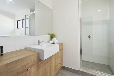 WHITSUNDAY Spacious & Comfortable Moments From Picturesque Boardwalk - Accommodation Ballina 3