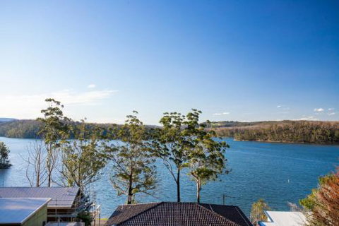 Home On The Water 21 Evans St. Lake Conjola - Accommodation Ballina 1