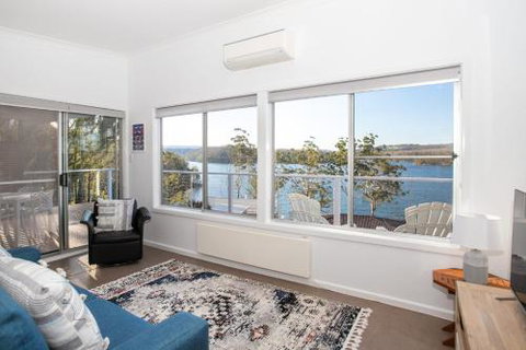 Home On The Water 21 Evans St. Lake Conjola - Accommodation Ballina 3
