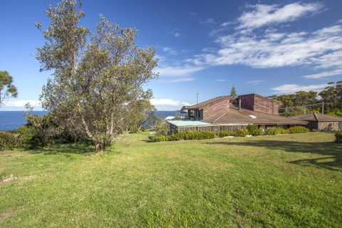 Stunning Clifftop Location 213 Mitchell Pde - Accommodation Ballina 3