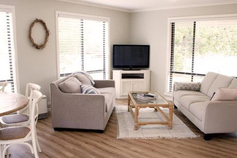 Charlottes Honor River & Golf Cottage - Accommodation Ballina 0
