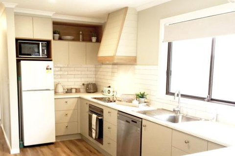 Charlottes Honor River & Golf Cottage - Accommodation Ballina 4