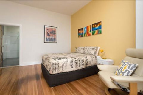Penguin Waterfront Escape - Accommodation Ballina 3