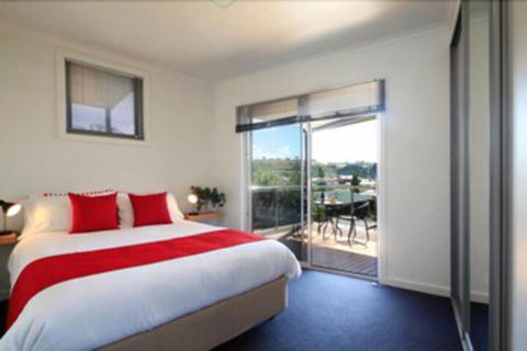Penguin Waterfront Escape - Accommodation Ballina 6