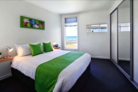 Penguin Waterfront Escape - Accommodation Ballina 4