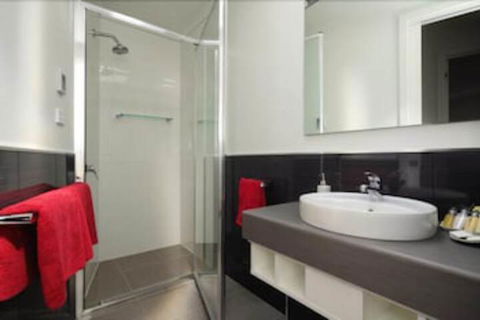 Penguin Waterfront Escape - Accommodation Ballina 5