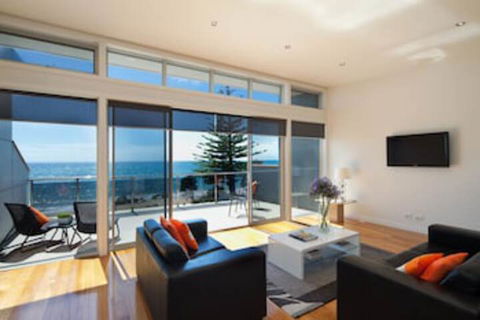 Penguin Waterfront Escape - Accommodation Ballina 0