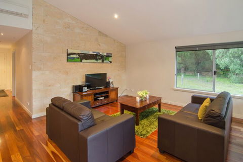 Acacia Chalets - Accommodation Ballina 2