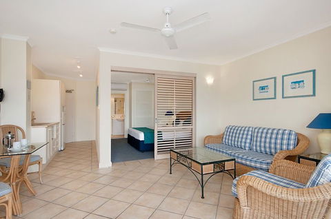 Macrossan House Boutique Holidays Apts - Accommodation Ballina 2