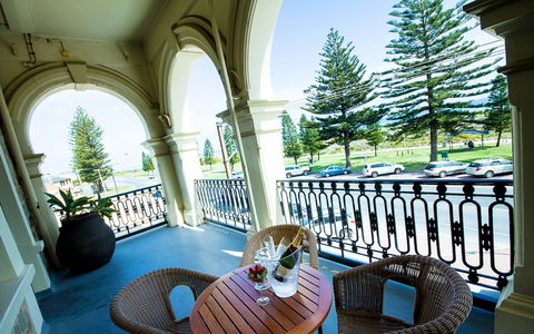 Largs Pier Hotel - Accommodation Ballina 2