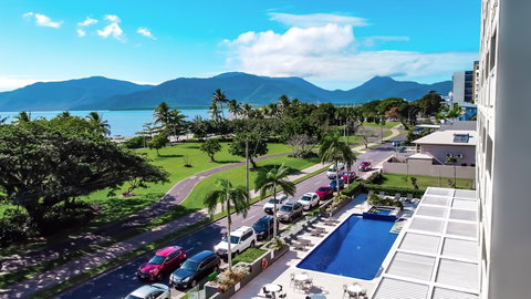 Holiday Inn Cairns Harbourside - Accommodation Ballina 1