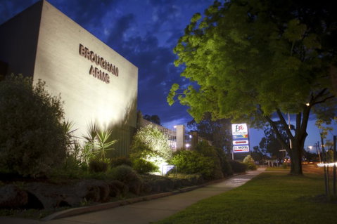 Brougham Arms Hotel - Accommodation Ballina 0