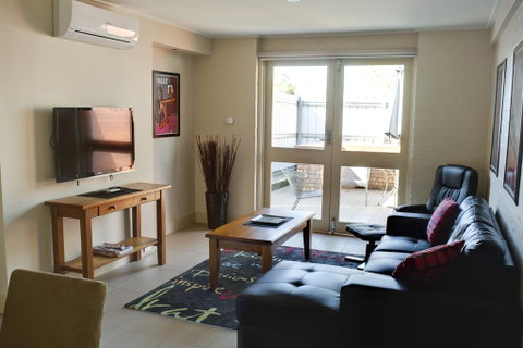 Brougham Arms Hotel - Accommodation Ballina 2