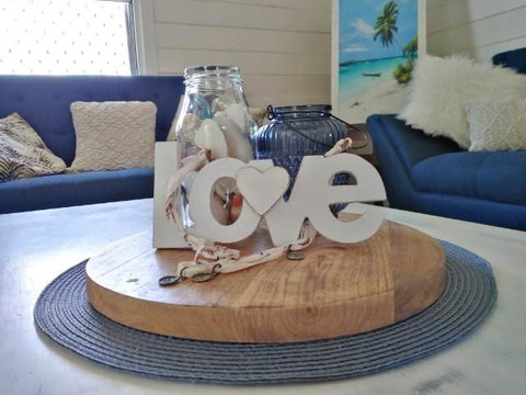 Classic Q'slander, Huge Deck, Pool, Cowboy Stadium - Accommodation Ballina 3