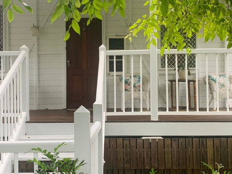 Classic Q'slander, Huge Deck, Pool, Cowboy Stadium - Accommodation Ballina 1