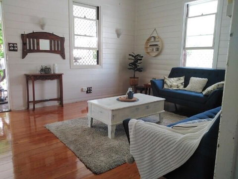 Classic Q'slander, Huge Deck, Pool, Cowboy Stadium - Accommodation Ballina 2