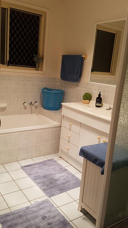 Cosy Quiet Bedroom Ferny Grove - Accommodation Ballina 3