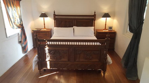 Courtyard Faversham House - Accommodation Ballina 0